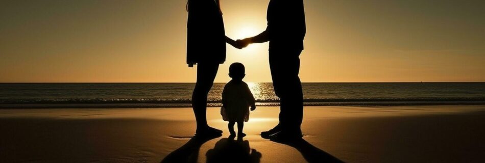 Una silhouette di una famiglia su una spiaggia al tramonto. I genitori si tengono per mano, con un bambino piccolo al centro, che guarda il sole che si riflette sul mare. L'immagine trasmette amore, unità e serenità.