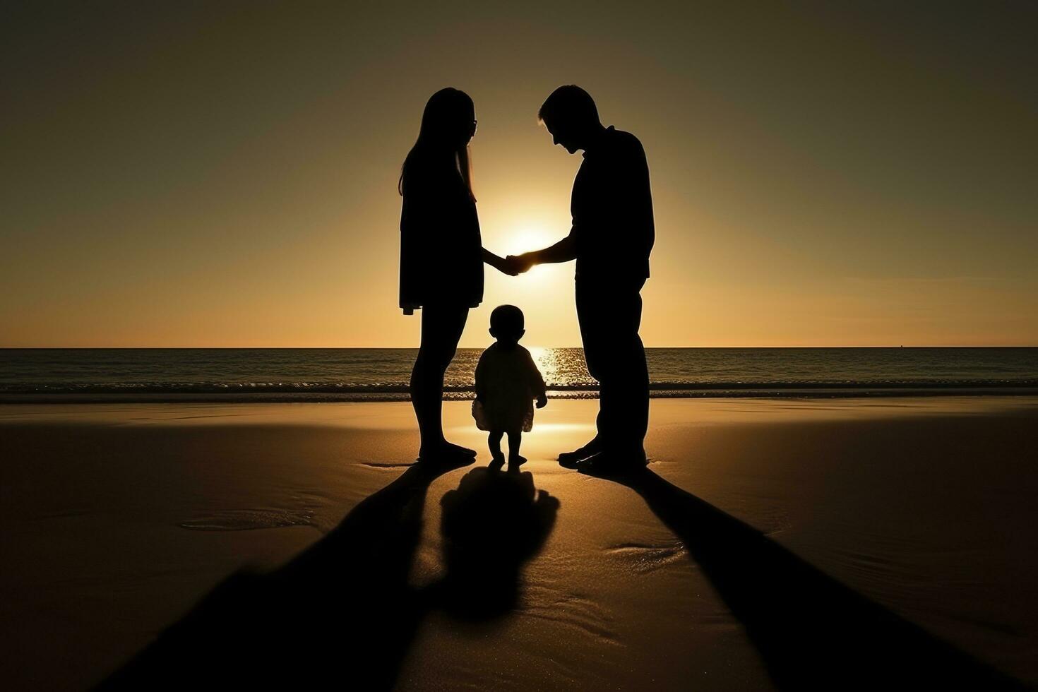 Una silhouette di una famiglia su una spiaggia al tramonto. I genitori si tengono per mano, con un bambino piccolo al centro, che guarda il sole che si riflette sul mare. L'immagine trasmette amore, unità e serenità.